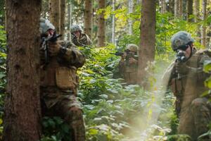 un' gruppo di moderno guerra soldati è combattente un' guerra nel pericoloso a distanza foresta le zone. un' gruppo di soldati è combattente su il nemico linea con moderno Armi. il concetto di guerra e militare conflitti foto