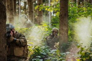 un' gruppo di moderno guerra soldati è combattente un' guerra nel pericoloso a distanza foresta le zone. un' gruppo di soldati è combattente su il nemico linea con moderno Armi. il concetto di guerra e militare conflitti foto