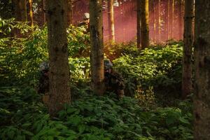 un' gruppo di moderno guerra soldati è combattente un' guerra nel pericoloso a distanza foresta le zone. un' gruppo di soldati è combattente su il nemico linea con moderno Armi. il concetto di guerra e militare conflitti foto