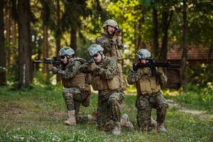 soldato combattenti in piedi insieme con pistole. gruppo ritratto di noi esercito elite membri, privato militare azienda militari, anti terrorista squadra foto