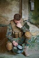 irritato soldato ha psicologico i problemi foto