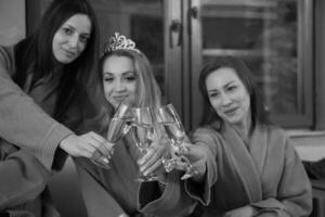 ragazze avere un' laurea breve festa foto