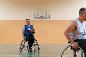Disabilitato guerra veterani nel azione mentre giocando pallacanestro su un' pallacanestro Tribunale con professionale gli sport attrezzatura per il Disabilitato foto