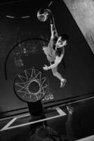 giocatore di basket in azione foto