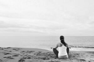 donna yoga spiaggia foto