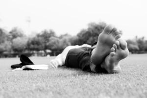 giovane donna che legge un libro nel parco foto