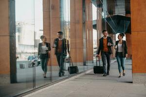 attività commerciale uomo e attività commerciale donna parlando e Tenere bagaglio in viaggio su un' attività commerciale viaggio, trasporto fresco caffè nel loro mani.affari concetto foto