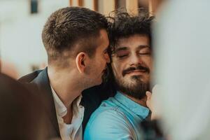 ritratto di multietnico diverso gay lgbt romantico maschio coppia Abbracciare una persona e mostrando loro amore foto