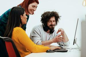 multietnico gruppo di dipendenti Lavorando nel un' marketing azienda. un' gruppo di colleghi è Lavorando su un' progetto nel moderno uffici foto