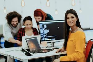 multietnico gruppo di dipendenti Lavorando nel un' marketing azienda. un' gruppo di colleghi è Lavorando su un' progetto nel moderno uffici foto