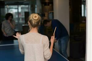 avviare attività commerciale squadra giocando ping pong tennis foto