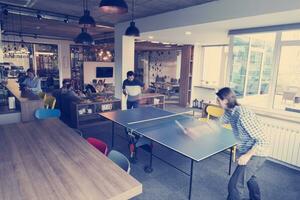 giocando ping pong tennis a creativo ufficio spazio foto