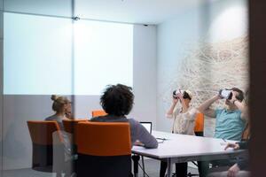 avviare attività commerciale squadra utilizzando virtuale la realtà cuffia foto