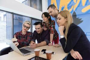 avviare attività commerciale squadra su incontro a moderno ufficio foto