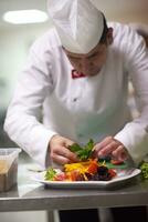 capocuoco nel Hotel cucina preparazione e decorazione cibo foto