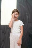 ritratto di un' poco scuola ragazza con varicella, antisettico crema applicato per viso e corpo .colorato sfondo. foto
