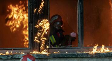 pompiere eroe trasporto bambino ragazza su a partire dal ardente edificio la zona a partire dal fuoco incidente. salvare persone a partire dal pericoloso posto foto