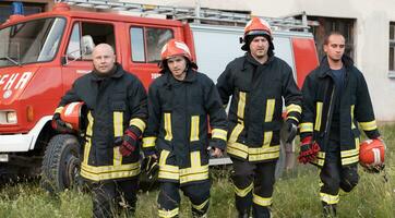 gruppo di fuoco combattenti in piedi fiducioso dopo un' bene fatto salvare operazione. pompiere pronto per emergenza servizio. foto