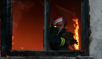 pompiere eroe trasporto bambino ragazza su a partire dal ardente edificio la zona a partire dal fuoco incidente. salvare persone a partire dal pericoloso posto foto