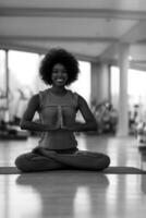 africano americano donna esercizio yoga nel Palestra foto