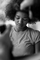 africano americano donna utilizzando tavoletta foto