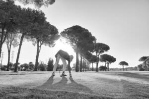 golf giocatore collocazione palla su tee foto