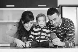 contento giovane famiglia avere divertimento a casa foto