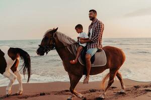 padre e figlio godere equitazione cavalli insieme di il mare. selettivo messa a fuoco foto