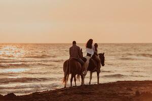 il famiglia spende tempo con loro bambini mentre equitazione cavalli insieme su un' sabbioso spiaggia. selettivo messa a fuoco foto