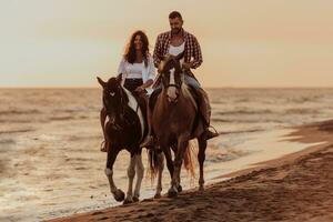 un' amorevole coppia nel estate Abiti equitazione un' cavallo su un' sabbioso spiaggia a tramonto. mare e tramonto nel il sfondo. selettivo messa a fuoco foto