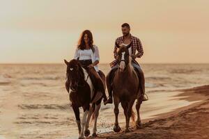 un' amorevole coppia nel estate Abiti equitazione un' cavallo su un' sabbioso spiaggia a tramonto. mare e tramonto nel il sfondo. selettivo messa a fuoco foto