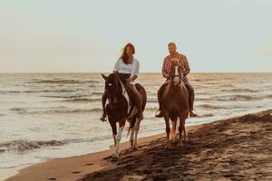 un' amorevole coppia nel estate Abiti equitazione un' cavallo su un' sabbioso spiaggia a tramonto. mare e tramonto nel il sfondo. selettivo messa a fuoco foto