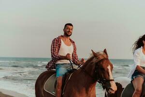 un' amorevole coppia nel estate Abiti equitazione un' cavallo su un' sabbioso spiaggia a tramonto. mare e tramonto nel il sfondo. selettivo messa a fuoco foto