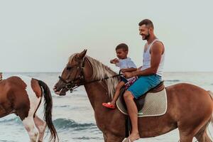 padre e figlio godere equitazione cavalli insieme di il mare. selettivo messa a fuoco foto