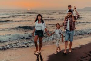 famiglia raduni e socializzazione su il spiaggia a tramonto. il famiglia passeggiate lungo il sabbioso spiaggia. selettivo messa a fuoco foto