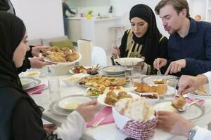 musulmano famiglia fabbricazione iftar dua per rompere digiuno durante Ramadan. foto