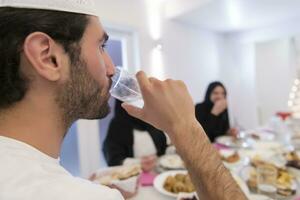 musulmano famiglia fabbricazione iftar dua per rompere digiuno durante Ramadan. foto