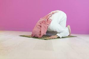 giovane musulmano uomo preghiere salat durante Ramadan foto