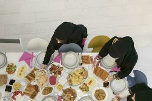 giovane musulmano donne preparazione cibo per iftar durante Ramadan foto