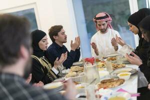 musulmano famiglia fabbricazione iftar dua per rompere digiuno durante Ramadan. foto