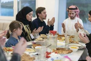 musulmano famiglia fabbricazione iftar dua per rompere digiuno durante Ramadan. foto