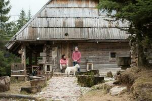 frineds insieme nel davanti di vecchio di legno Casa foto