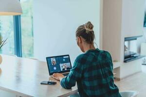 donna seduta nel vivente camera utilizzando il computer portatile Guarda a Camera parlare di video chiamata con attività commerciale amico parenti, testa sparo. lavoro colloquio segreteria domande. foto