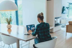 donna seduta nel vivente camera utilizzando il computer portatile Guarda a Camera parlare di video chiamata con attività commerciale amico parenti, testa sparo. lavoro colloquio segreteria domande. foto