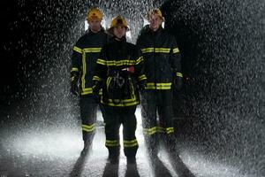 ritratto di un' gruppo di i vigili del fuoco in piedi e a piedi coraggioso e ottimista con un' femmina come squadra capo. foto