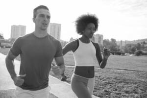 gruppo multietnico di persone che fanno jogging foto