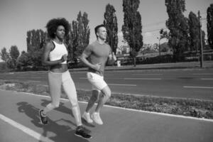 gruppo multietnico di persone che fanno jogging foto