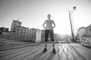 ritratto di una donna da jogging al mattino soleggiato foto