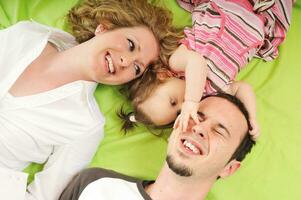 contento giovane famiglia insieme nel studio foto