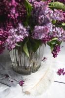 bouquet di viola lilla in un vaso. natura morta con rami di lillà. foto